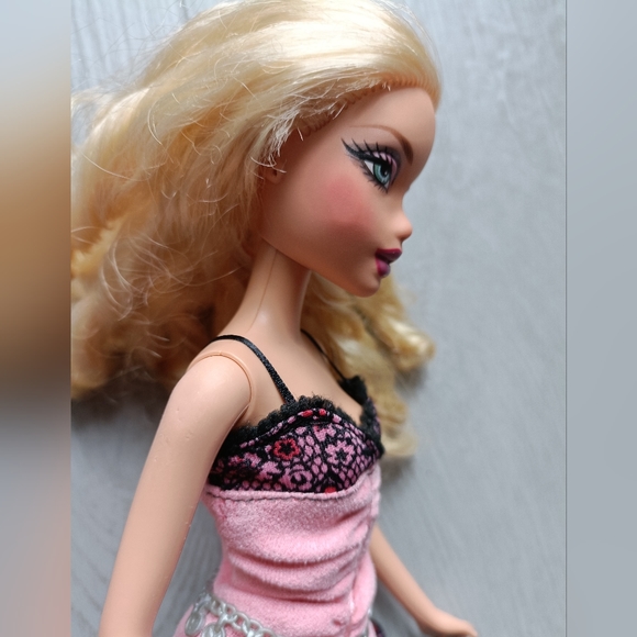 Mattel Myscene Doll - Rebel Style Kennedy from 2006 - Refurbished - Picture 3 of 7